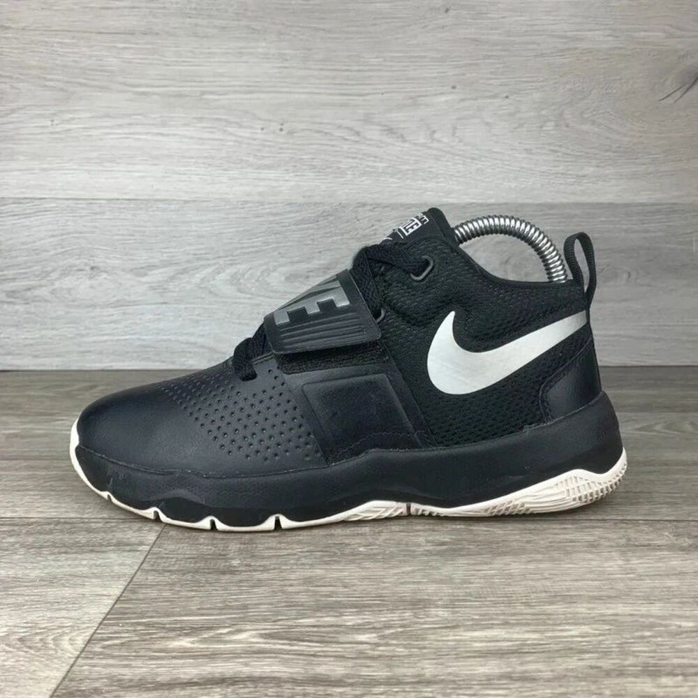 Boys/Girls 4.5 Youth Kids Nike Team Hustle D 8 Black/White Basketball Shoes